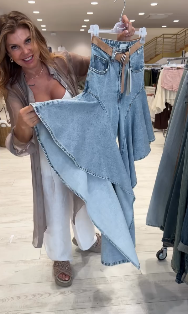 Chic Ruffled Faded Jeans